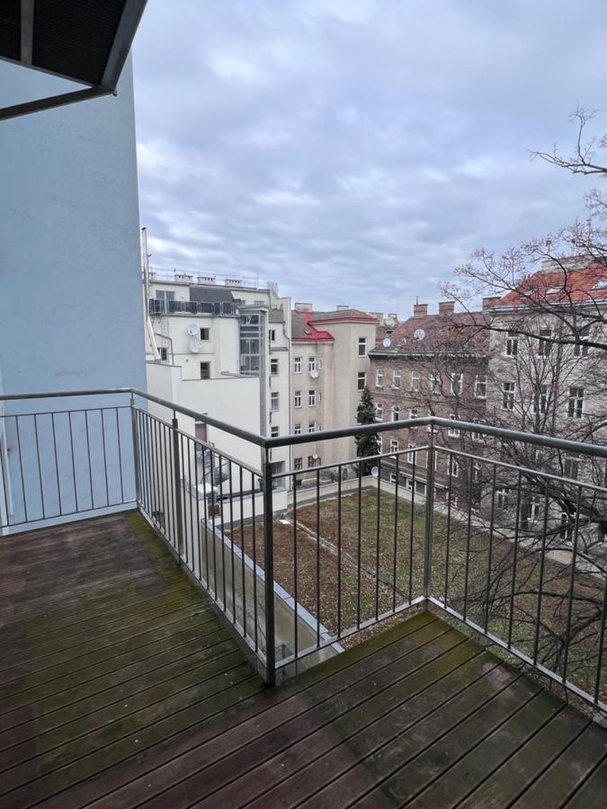 Delightful 1 Bedroom Near Schoenbrunn And Westbahnhof With Big Porch ウィーン エクステリア 写真