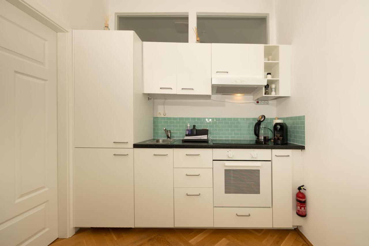 Delightful 1 Bedroom Near Schoenbrunn And Westbahnhof With Big Porch ウィーン エクステリア 写真