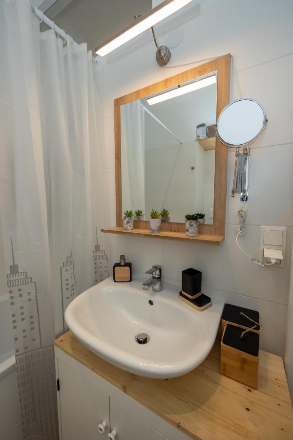 Delightful 1 Bedroom Near Schoenbrunn And Westbahnhof With Big Porch ウィーン エクステリア 写真
