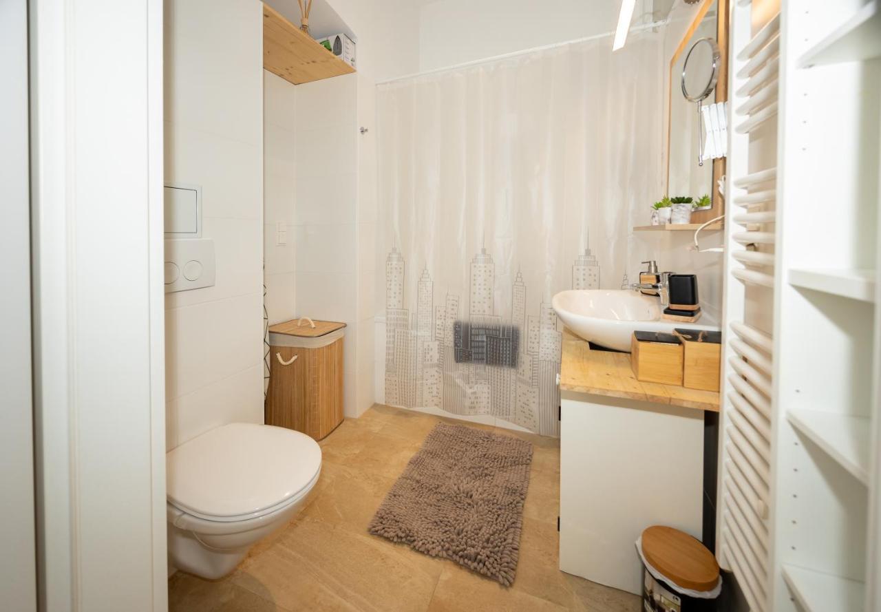 Delightful 1 Bedroom Near Schoenbrunn And Westbahnhof With Big Porch ウィーン エクステリア 写真