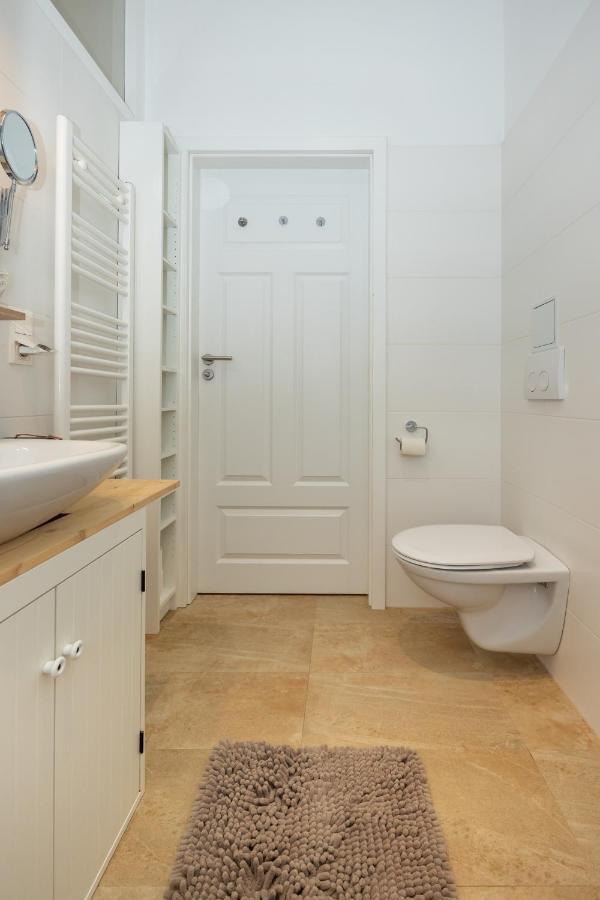 Delightful 1 Bedroom Near Schoenbrunn And Westbahnhof With Big Porch ウィーン エクステリア 写真